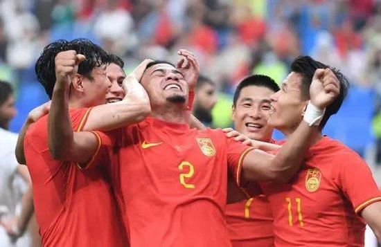 他扒开我的内裤把舌头进去动态图